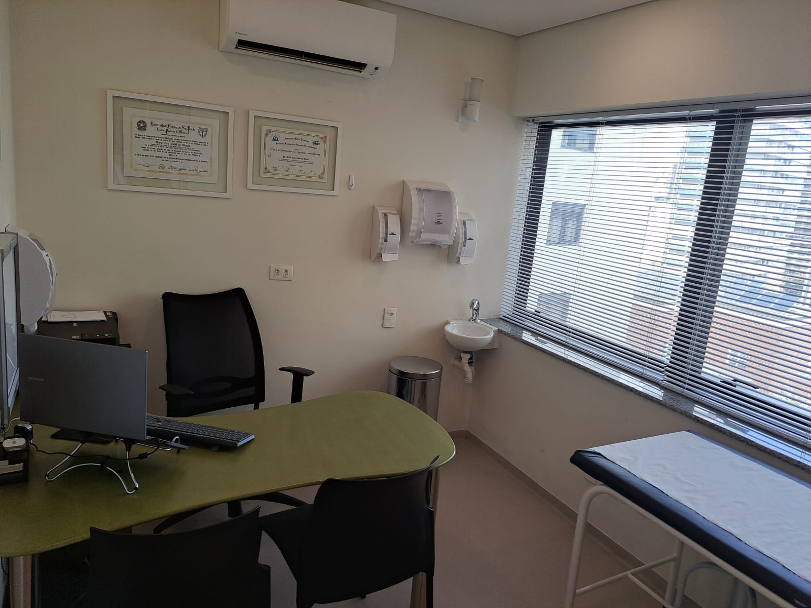 Sala clínica — consultório do Dr. Mario Neia